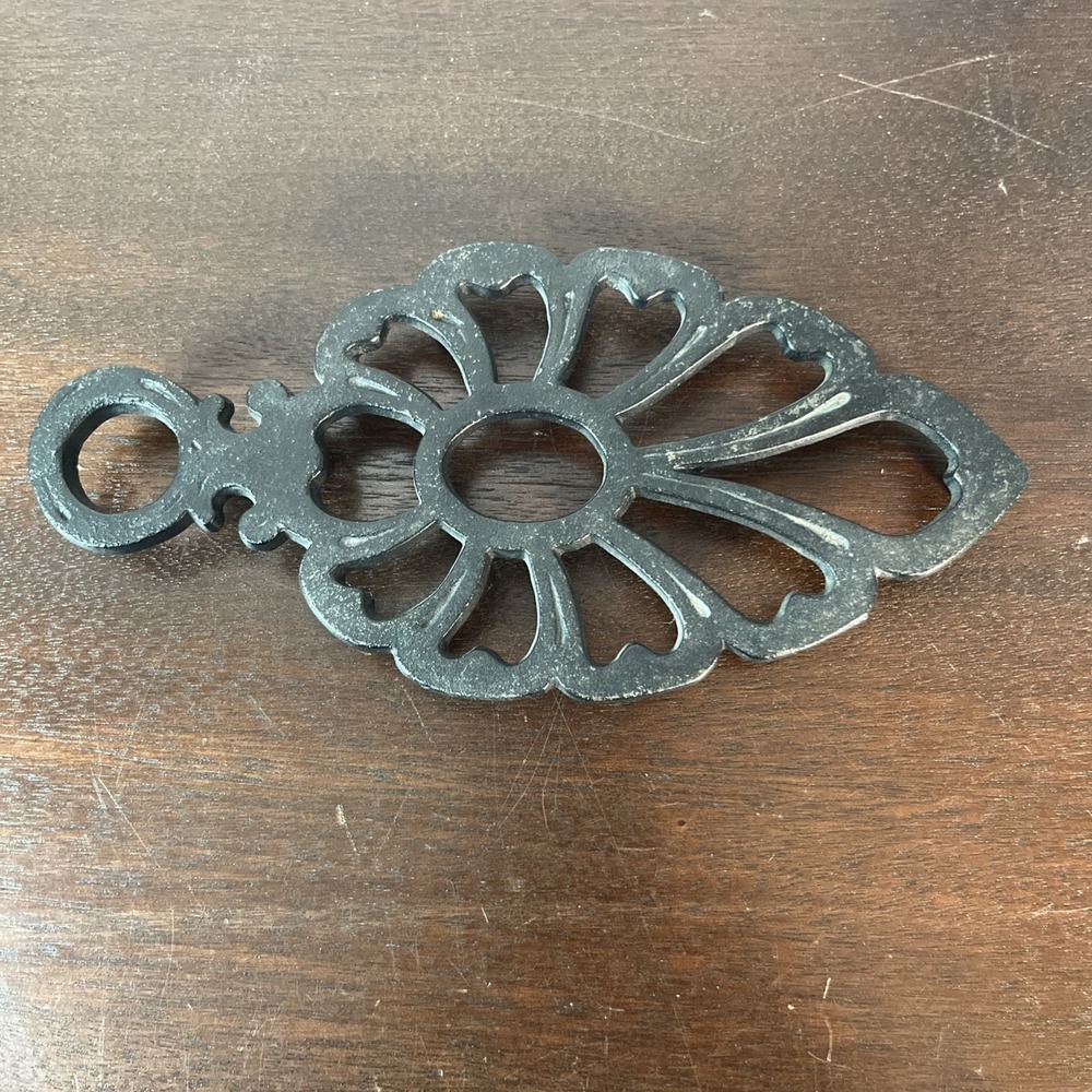 Vintage Cast Iron Trivet Unbranded Spade Shaped Iron Rest Rustic Wall Decor